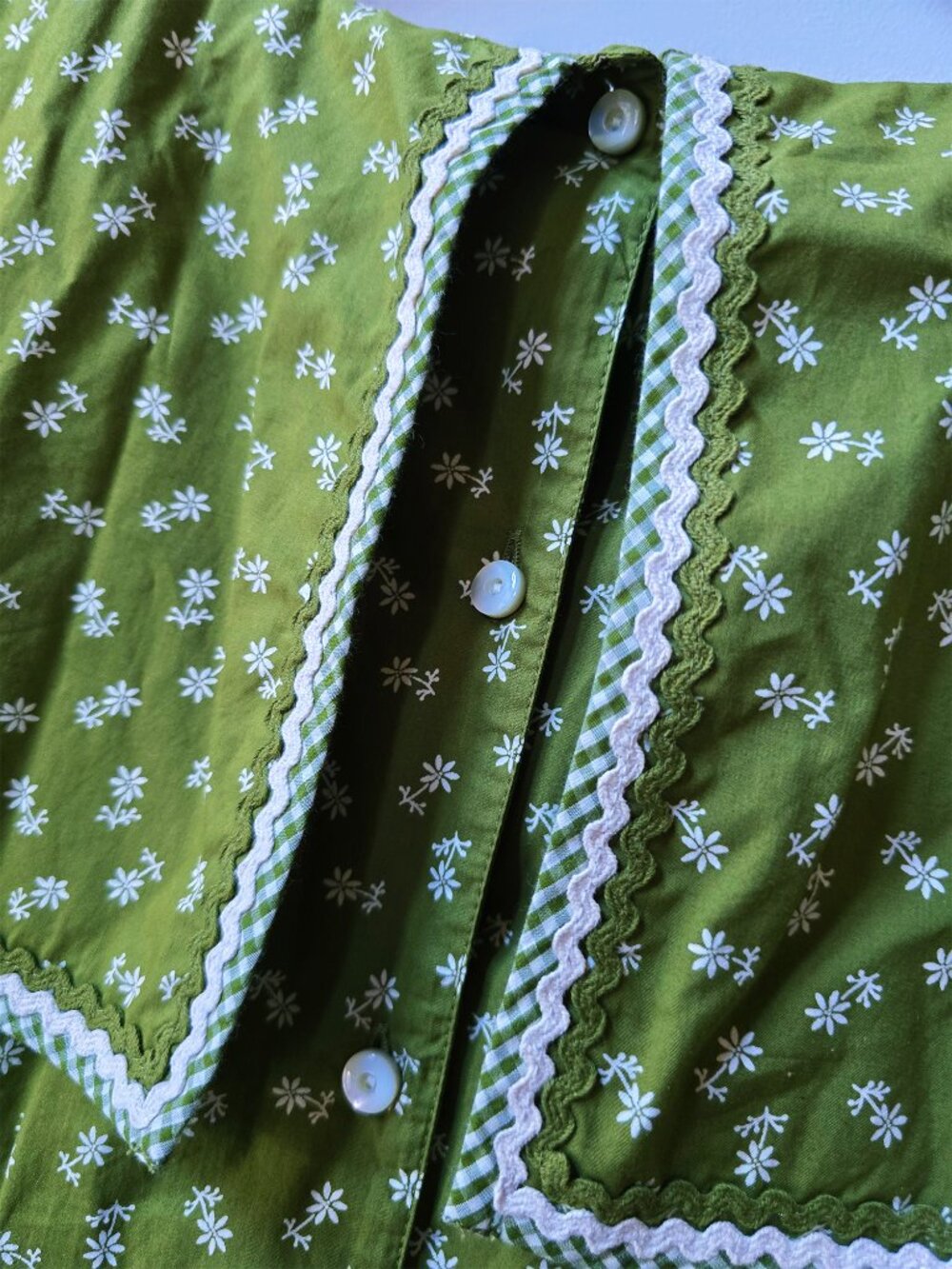Doen Renoir Blouse Top in Chartreuse Green Cypress Calico Print in a Size XL - Picture 6 of 8